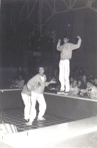 Foto en blanco y negro del primer Match de Improvisación organizado en Argentina e iberoamérica. Custerr Ciciardi a la izquierda y Ricardo Behrens a la derecha