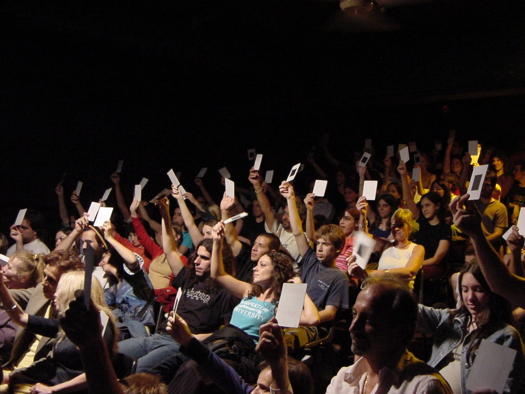 Público votando en un Match de Improvisación